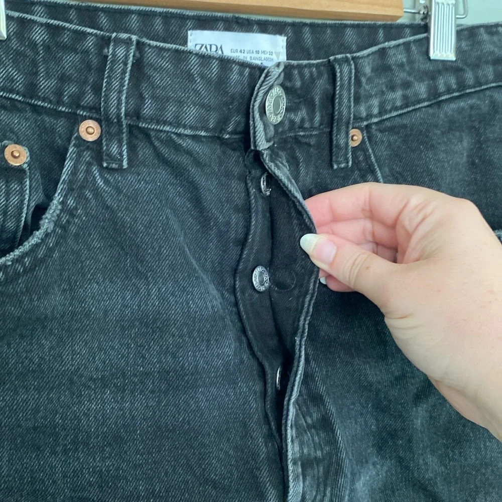 Zara Women’s Black Frayed Denim Jean Shorts Size 10 - Picture 2 of 4